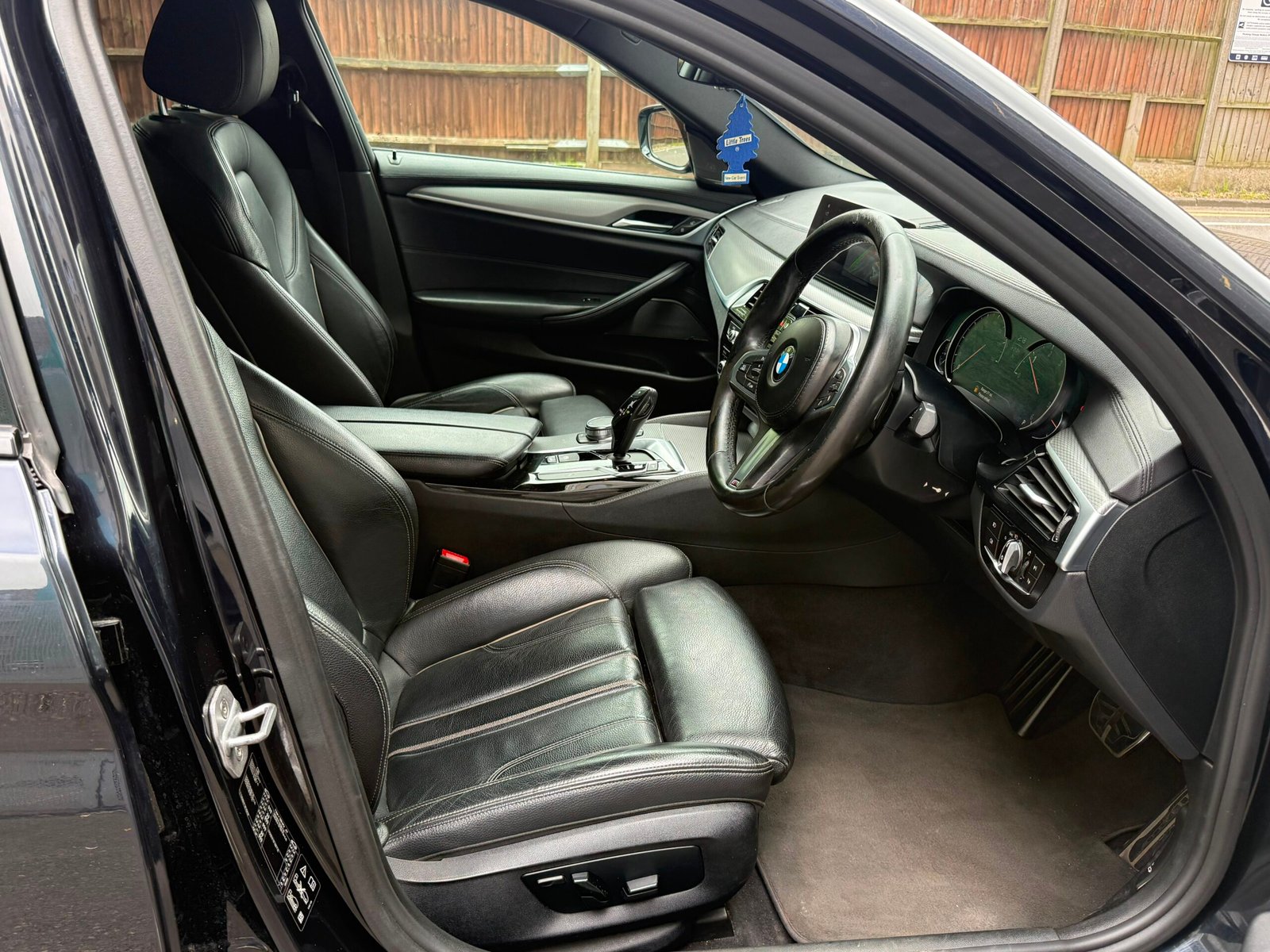 
								BMW 5 Series 2.0 520d M Sport Auto xDrive Euro 6 full									