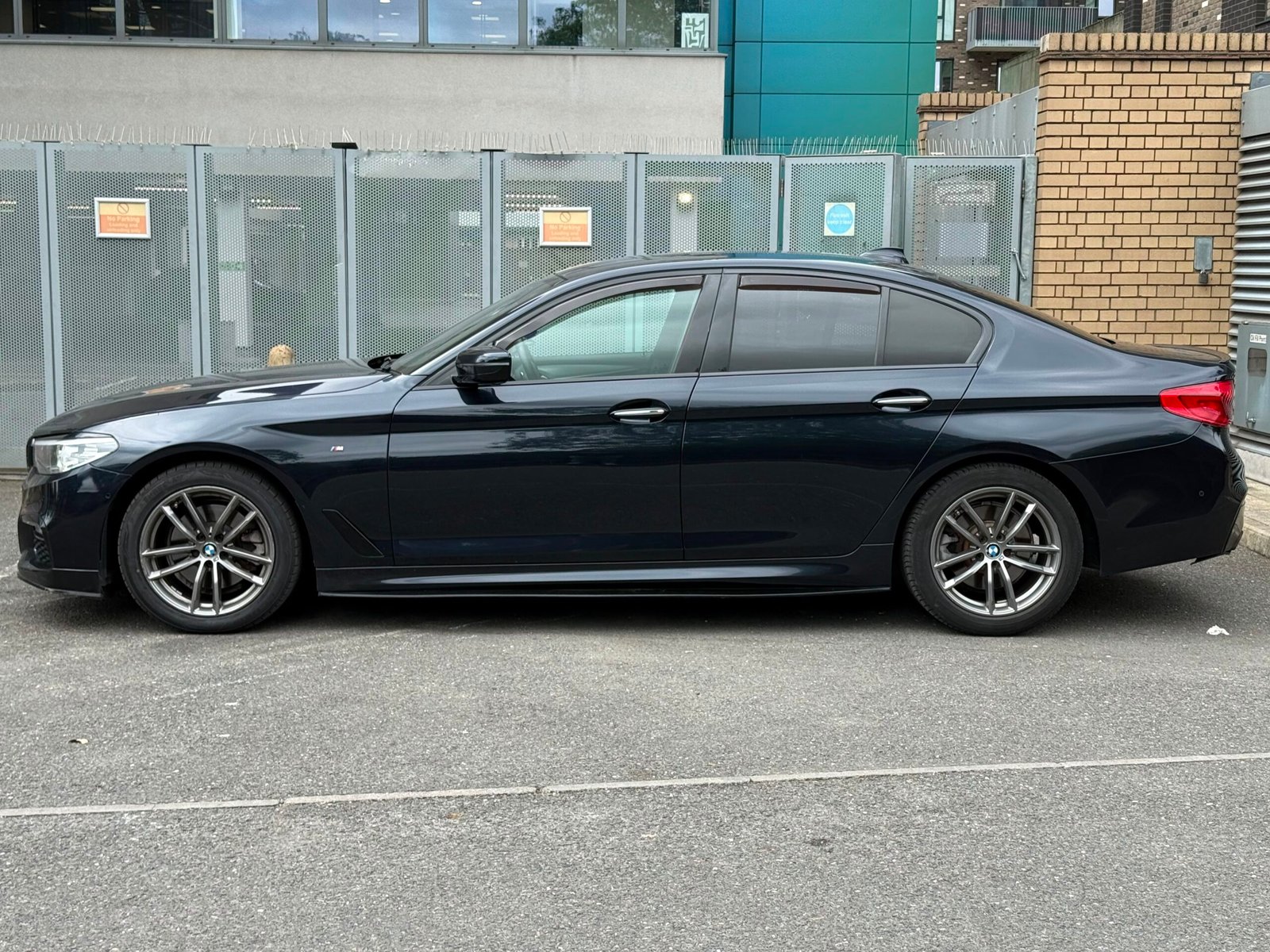 
								BMW 5 Series 2.0 520d M Sport Auto xDrive Euro 6 full									