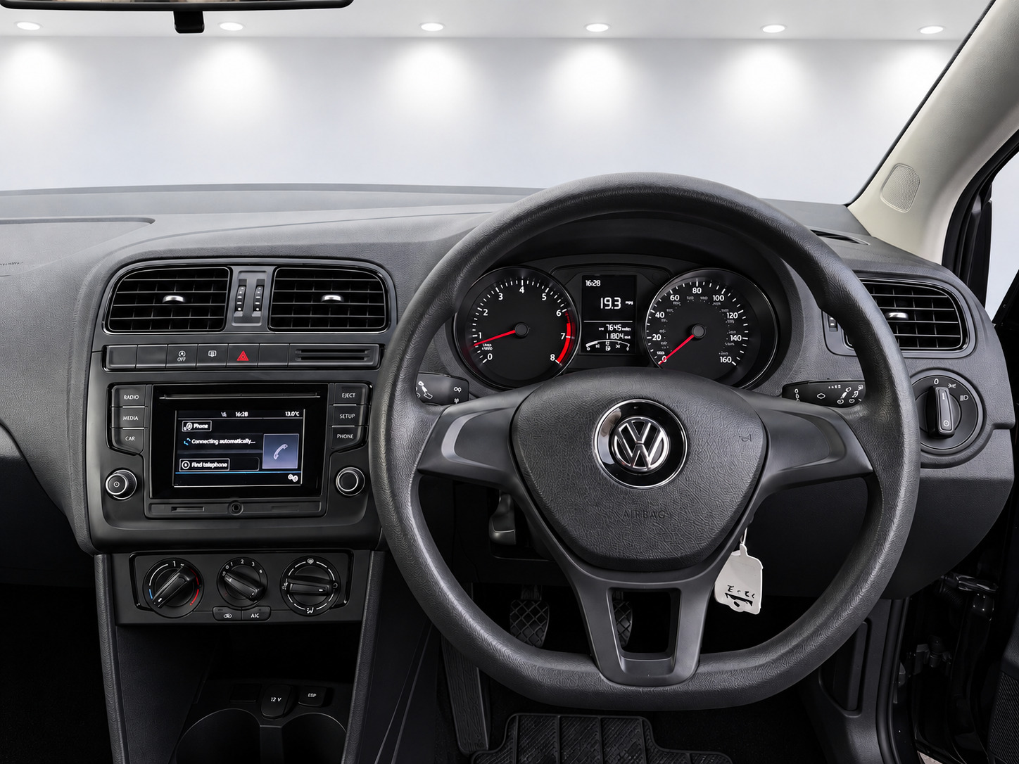 
								VOLKSWAGEN POLO 1.0 full									