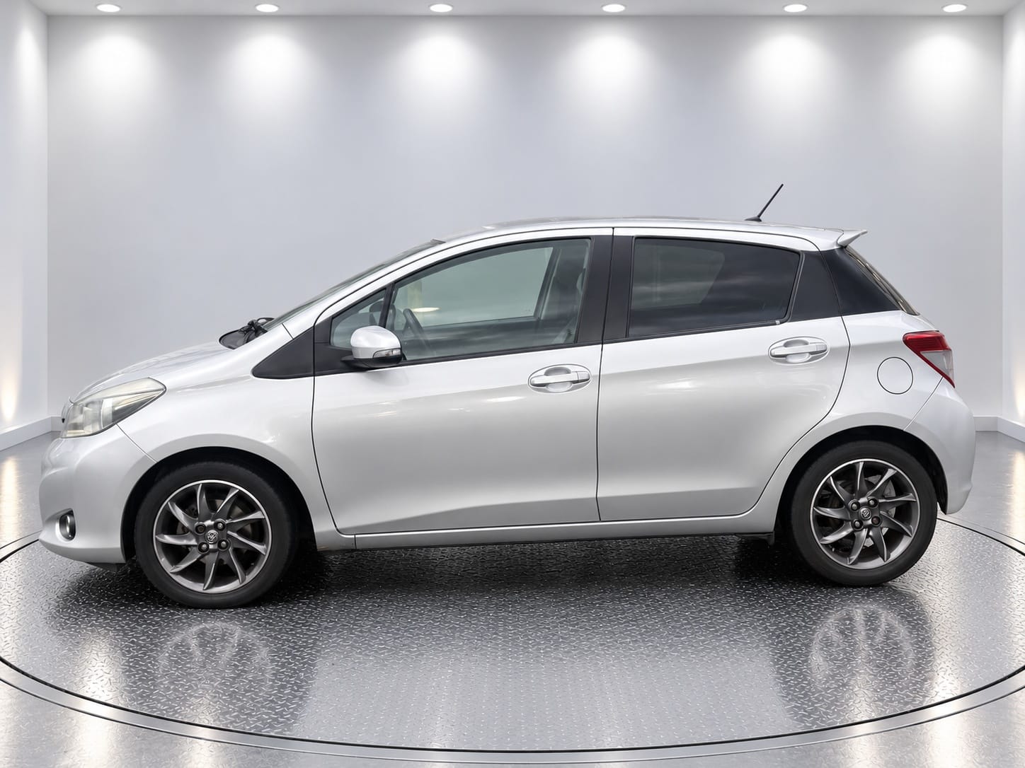 
								TOYOTA YARIS 1.33 VVT-i Trend 5dr full									