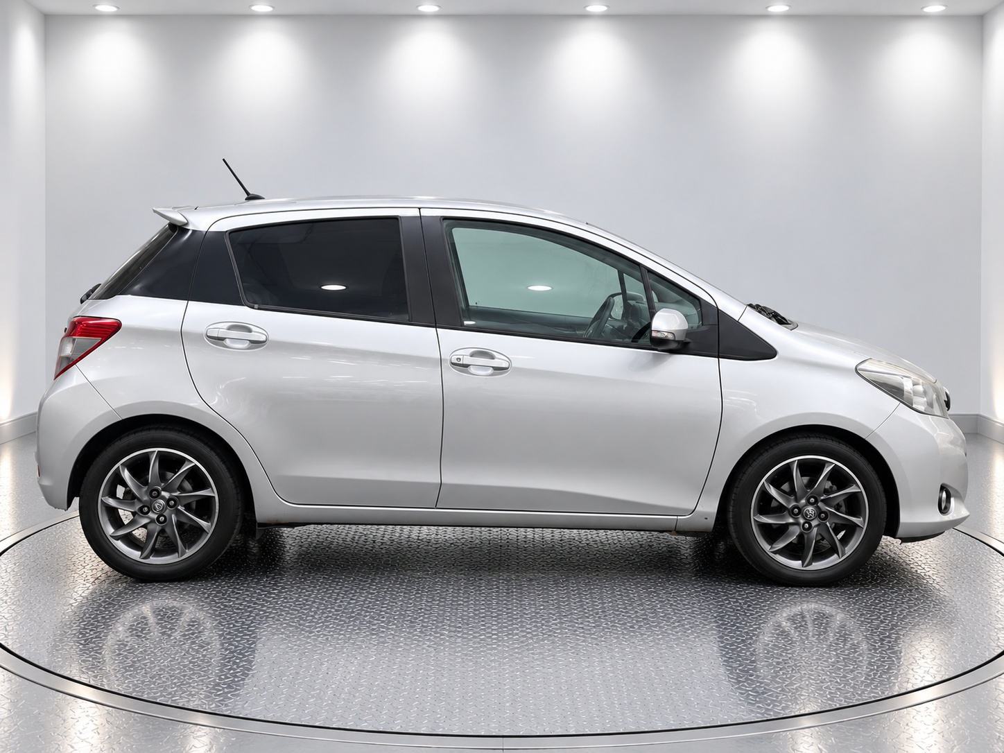 
								TOYOTA YARIS 1.33 VVT-i Trend 5dr full									
