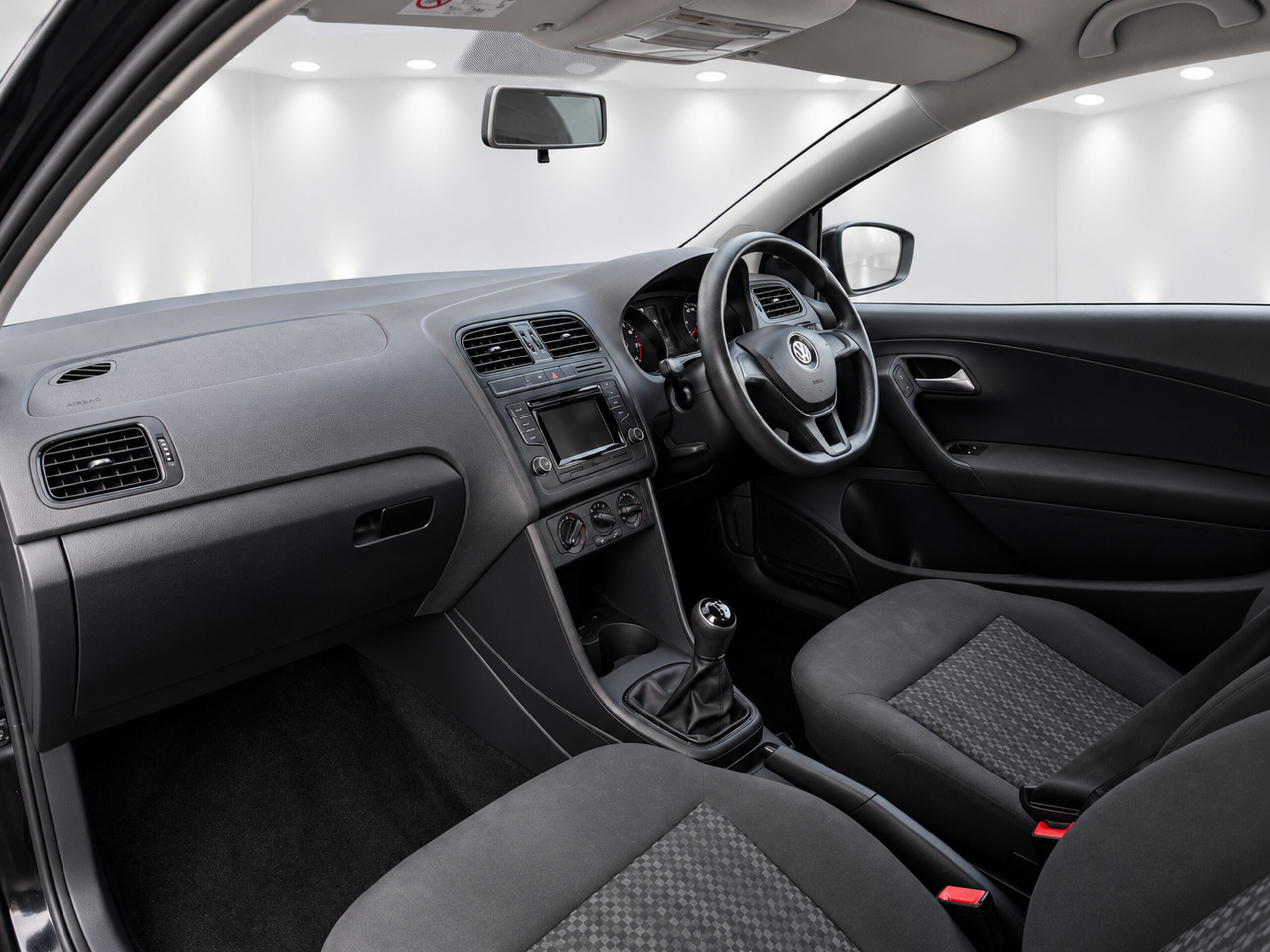 
								VOLKSWAGEN POLO 1.0 full									
