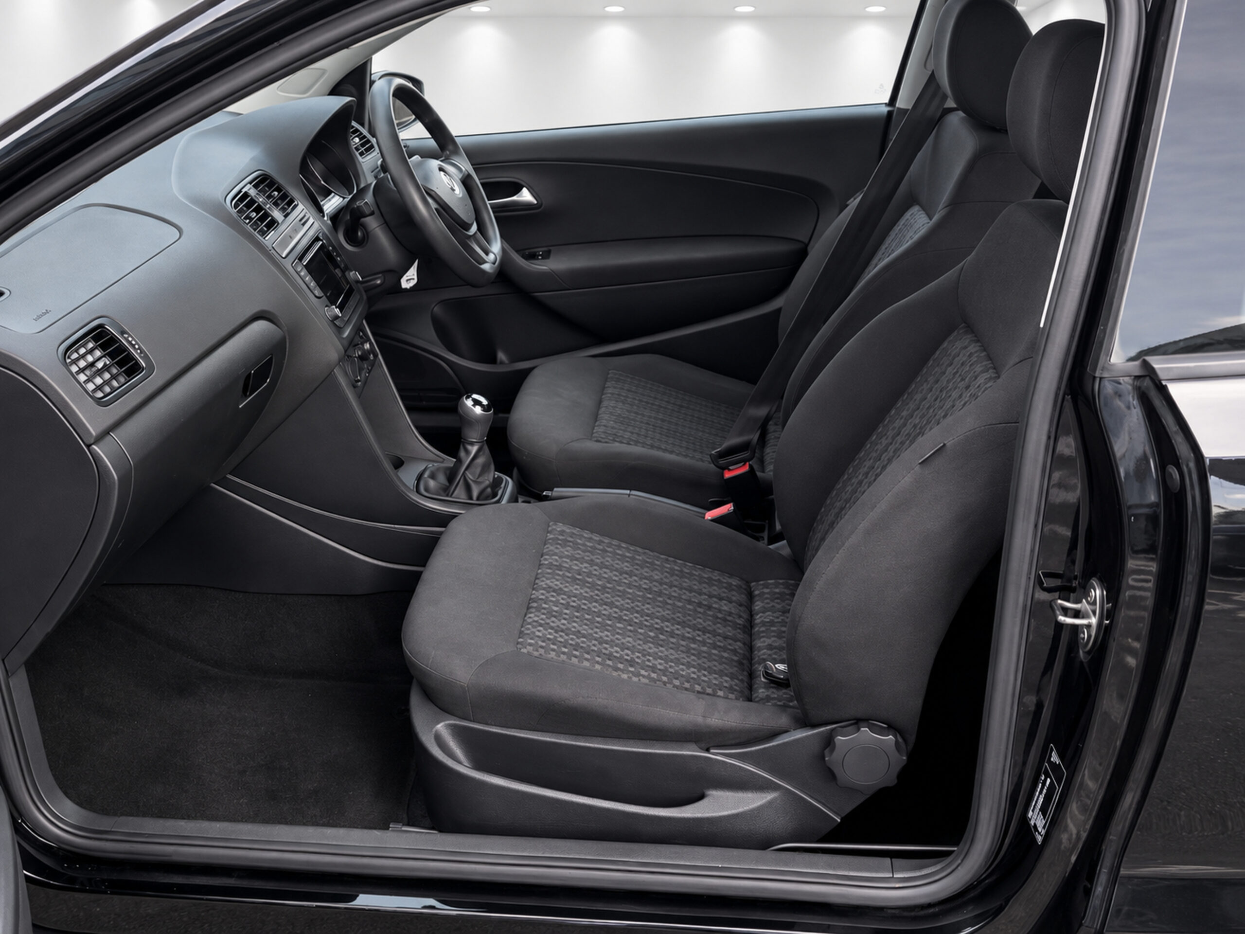 
								VOLKSWAGEN POLO 1.0 full									